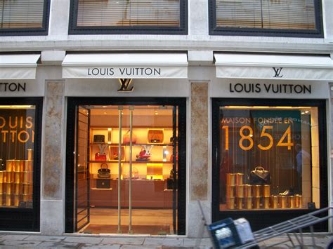 Find Louis Vuitton Stores in Italy .